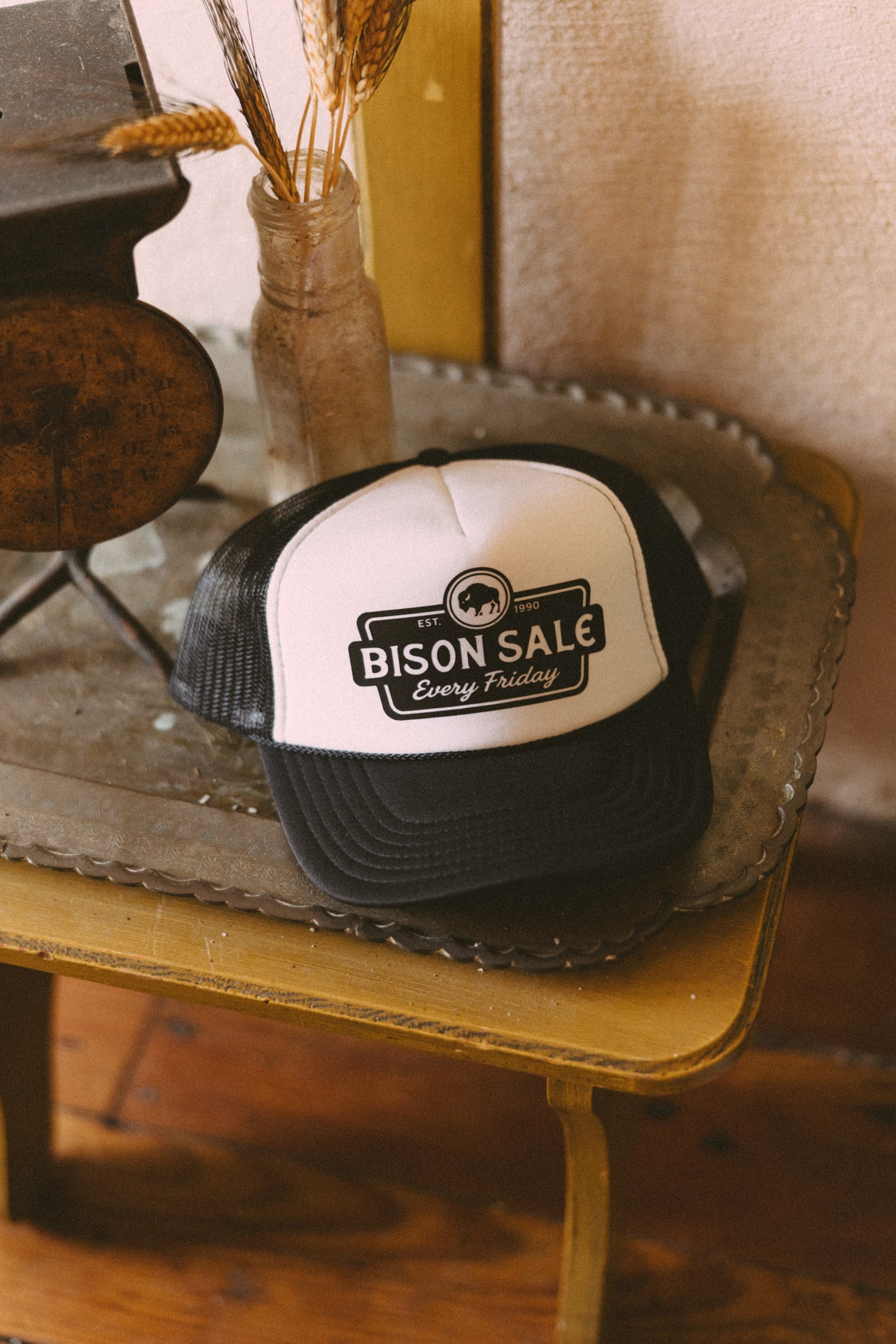 BISON SALE TRUCKER HAT BLACK/WHITE