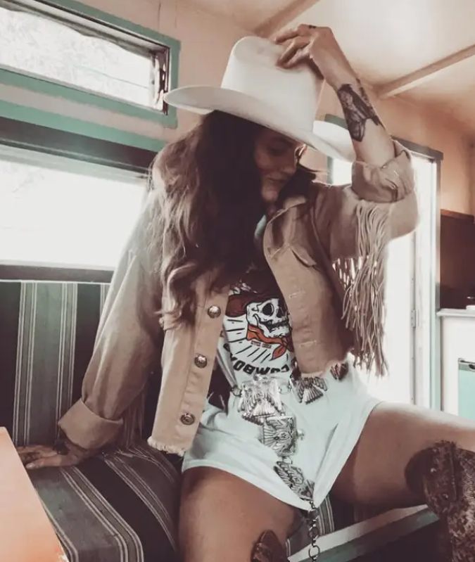 LONG LIVE THE HIPPIES AND THE COWBOYS TEE NATURAL