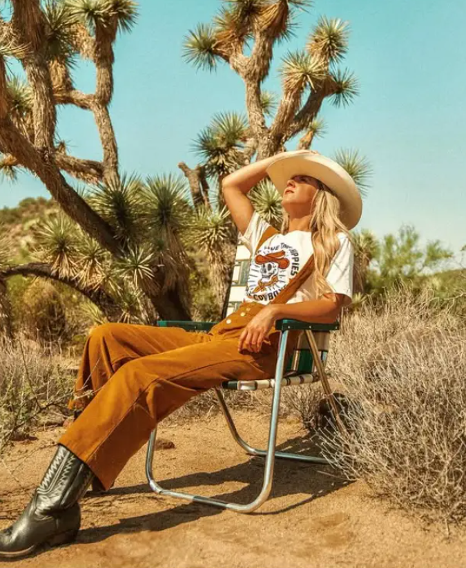 LONG LIVE THE HIPPIES AND THE COWBOYS TEE NATURAL